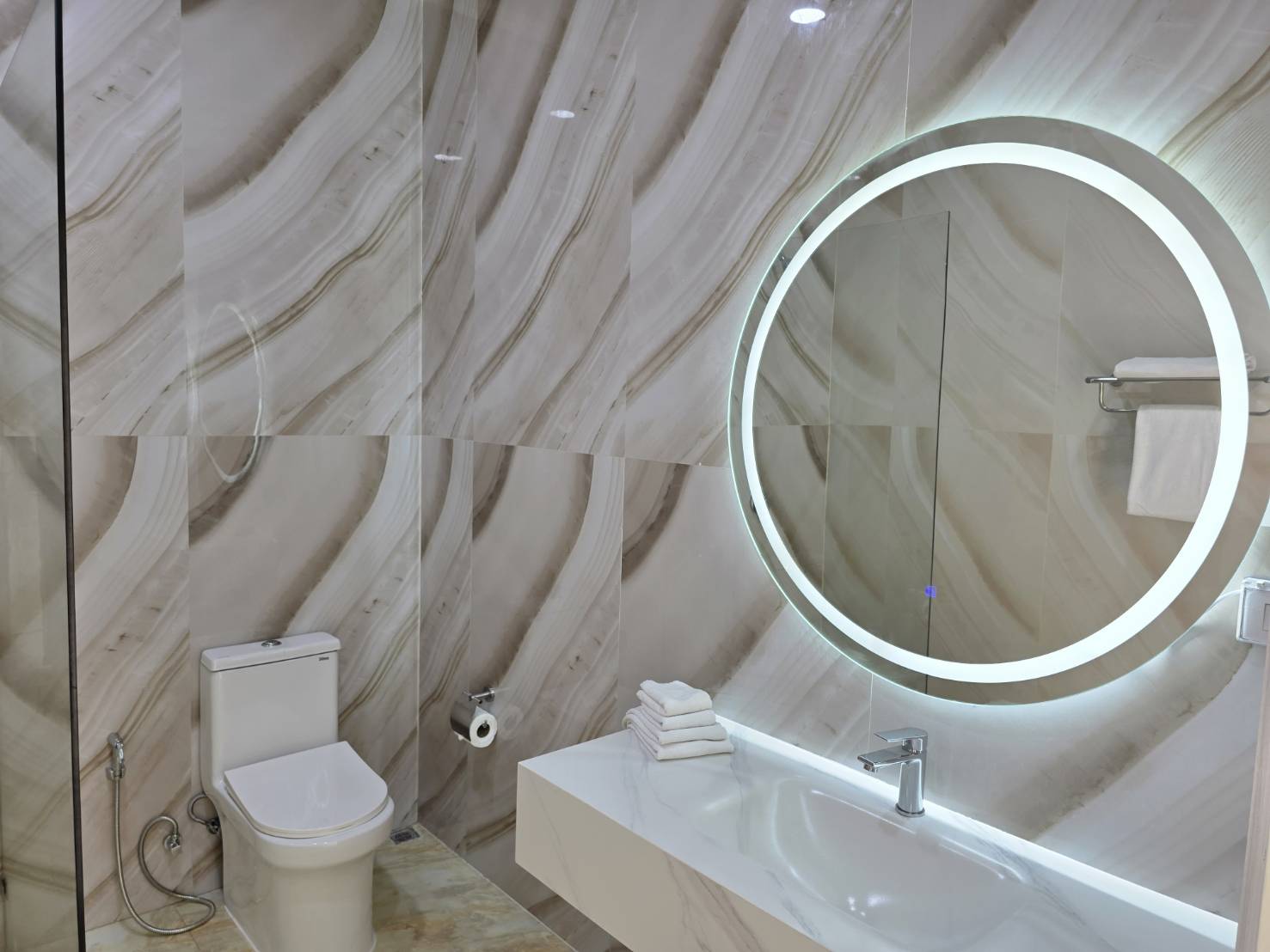 Cozy bathroom with modern amenities in the Sea View Room at Ta Yai Beach Resort, Koh Larn